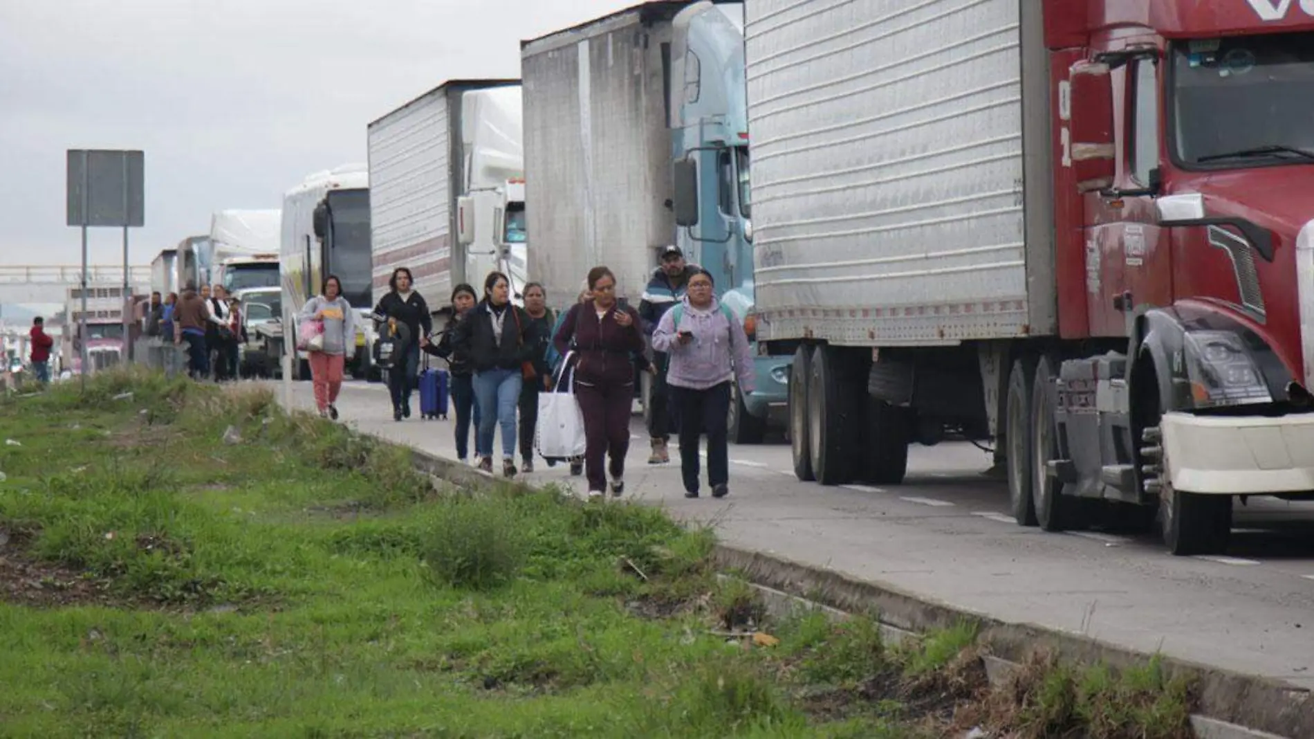 El bloqueo de transportistas en la autopista Puebla-Veracruz, a la altura de la caseta de Amozoc